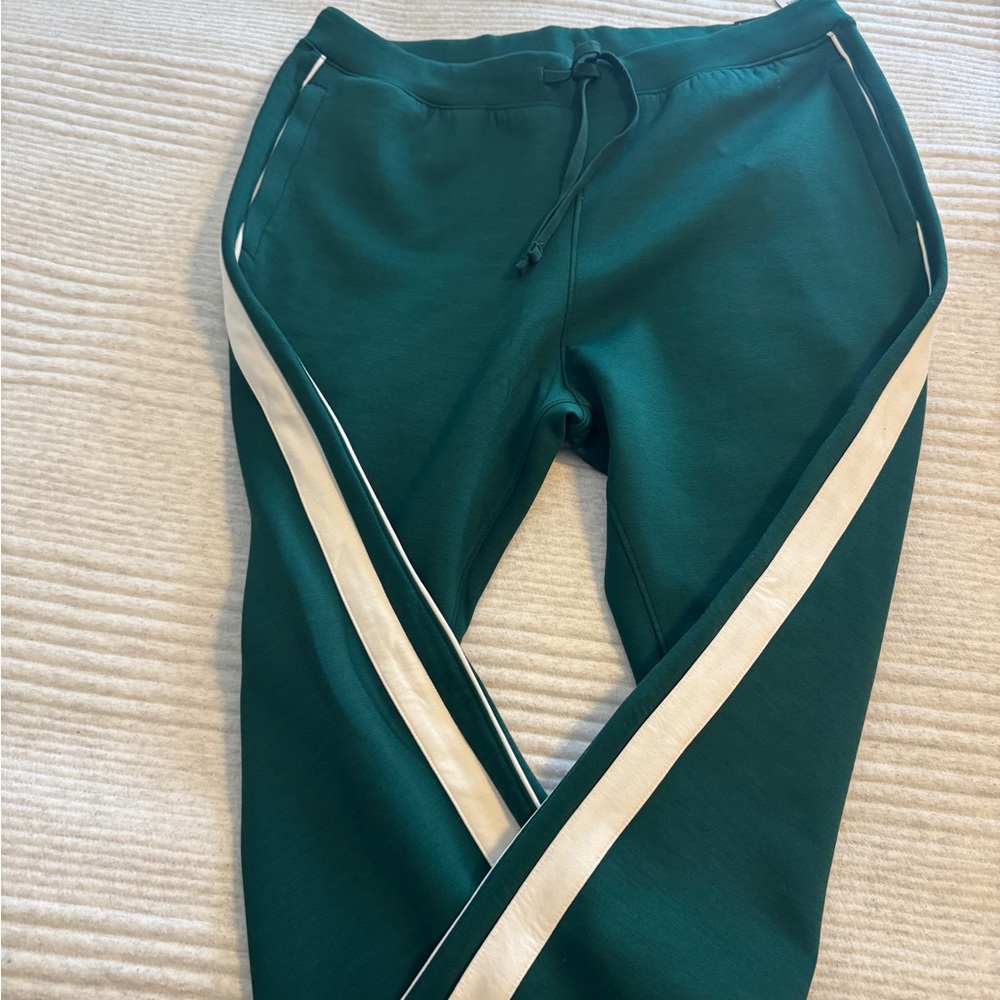 Women’s NWT Green Abercrombie YPB neoKNIT Pants with Cream Stripe - Picture 4 of 12